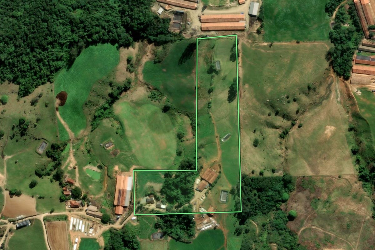 Imagem de satélite do imóvel rural em Braço do Norte (SC), com o contorno declarado no CAR desenhado por cima.