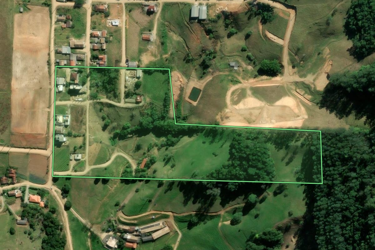 Imagem de satélite do imóvel rural em Braço do Norte (SC), com o contorno declarado no CAR desenhado por cima.