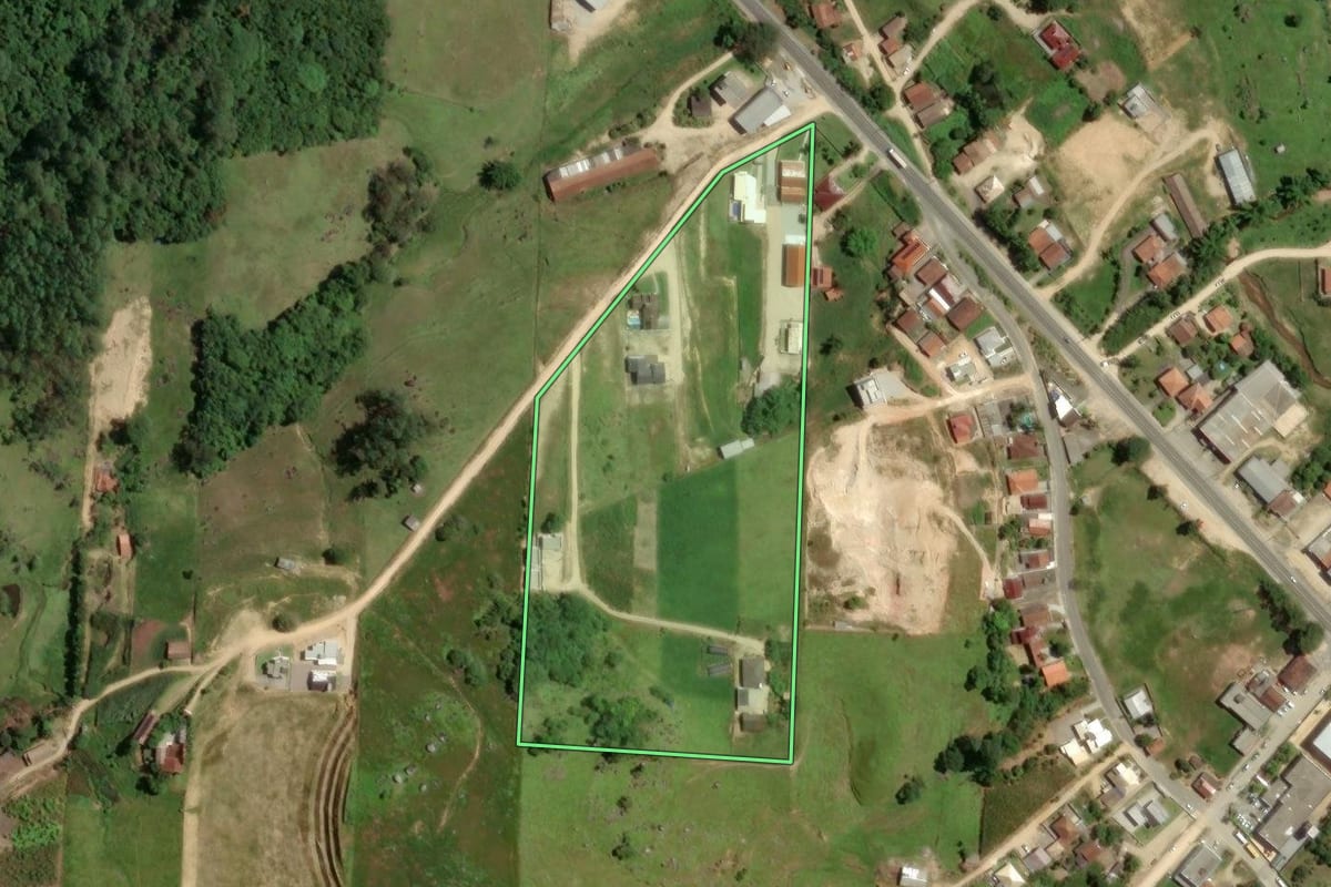 Imagem de satélite do imóvel rural em Braço do Norte (SC), com o contorno declarado no CAR desenhado por cima.