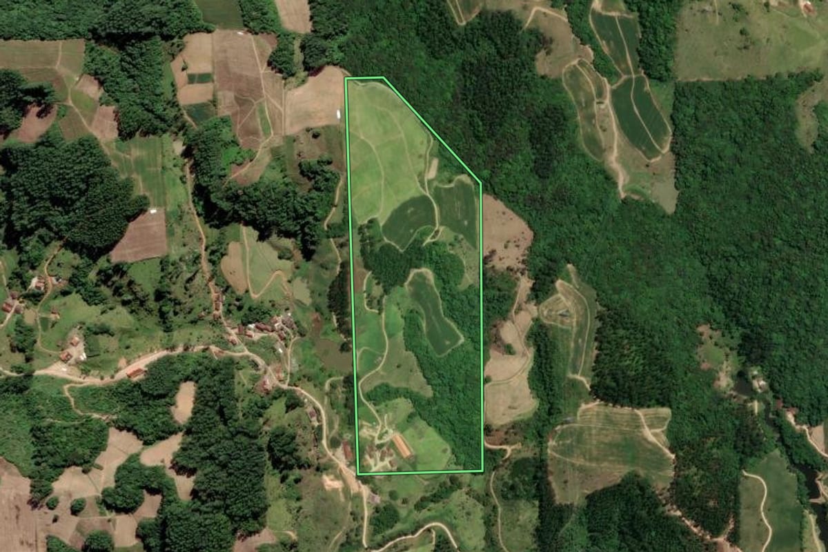 Imagem de satélite do imóvel rural em Braço do Norte (SC), com o contorno declarado no CAR desenhado por cima.