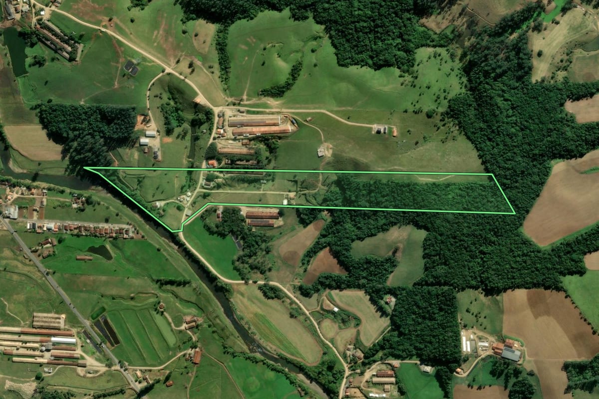 Imagem de satélite do imóvel rural em Braço do Norte (SC), com o contorno declarado no CAR desenhado por cima.