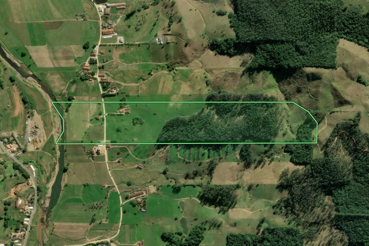 Imagem de satélite do imóvel rural em Braço do Norte (SC), com o contorno declarado no CAR desenhado por cima.