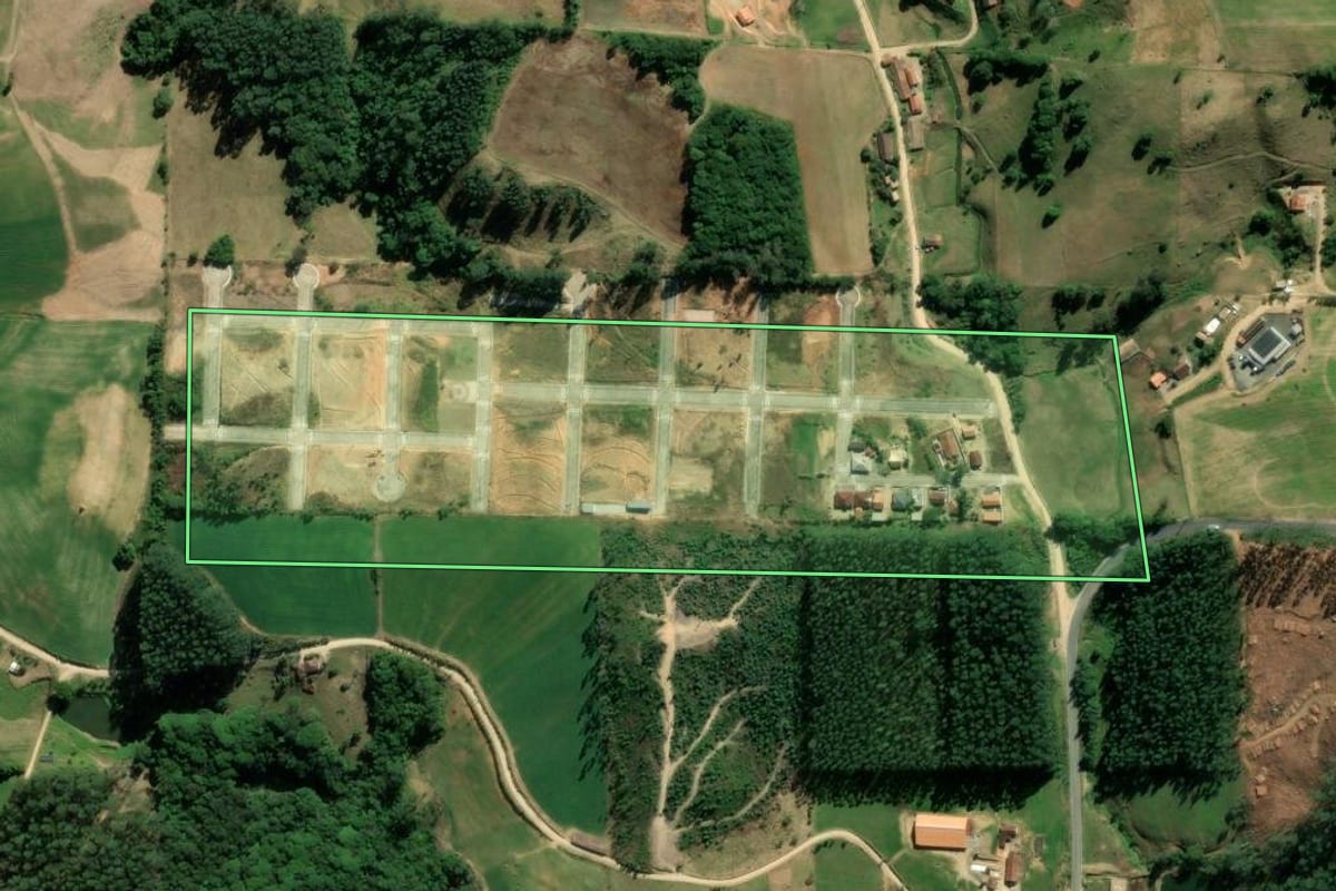 Imagem de satélite do imóvel rural em Braço do Norte (SC), com o contorno declarado no CAR desenhado por cima.