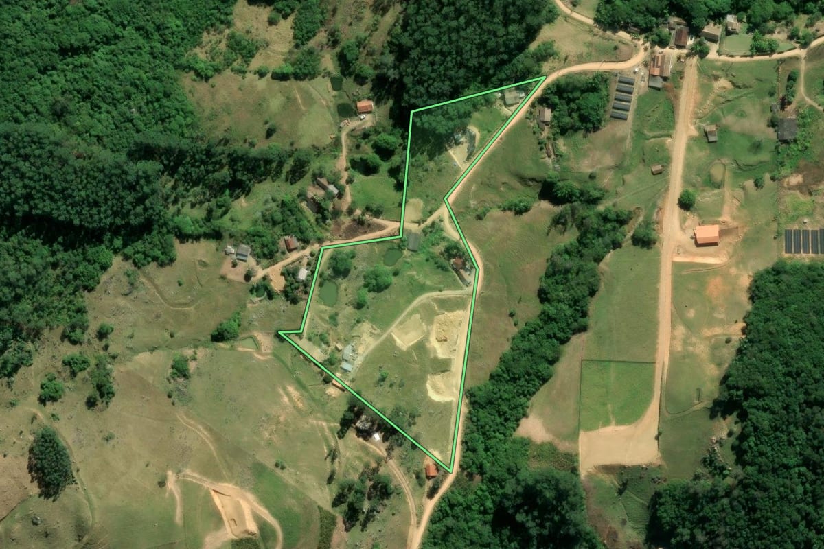 Imagem de satélite do imóvel rural em Braço do Norte (SC), com o contorno declarado no CAR desenhado por cima.
