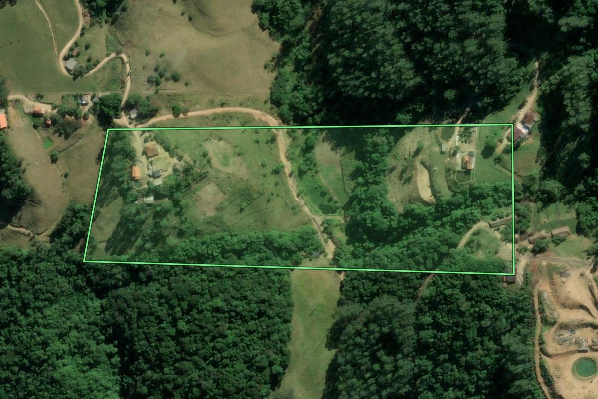 Imagem de satélite do imóvel rural em Braço do Norte (SC), com o contorno declarado no CAR desenhado por cima.