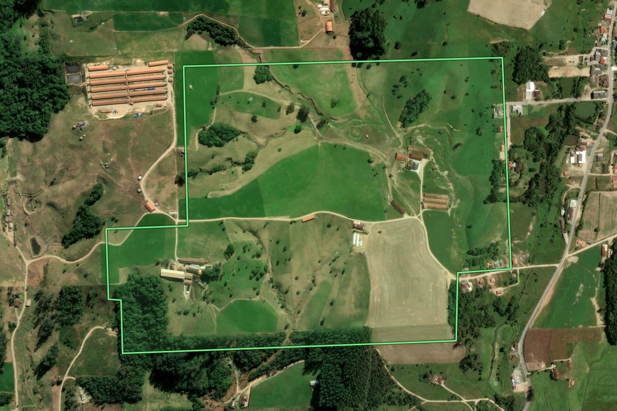 Imagem de satélite do imóvel rural em Braço do Norte (SC), com o contorno declarado no CAR desenhado por cima.