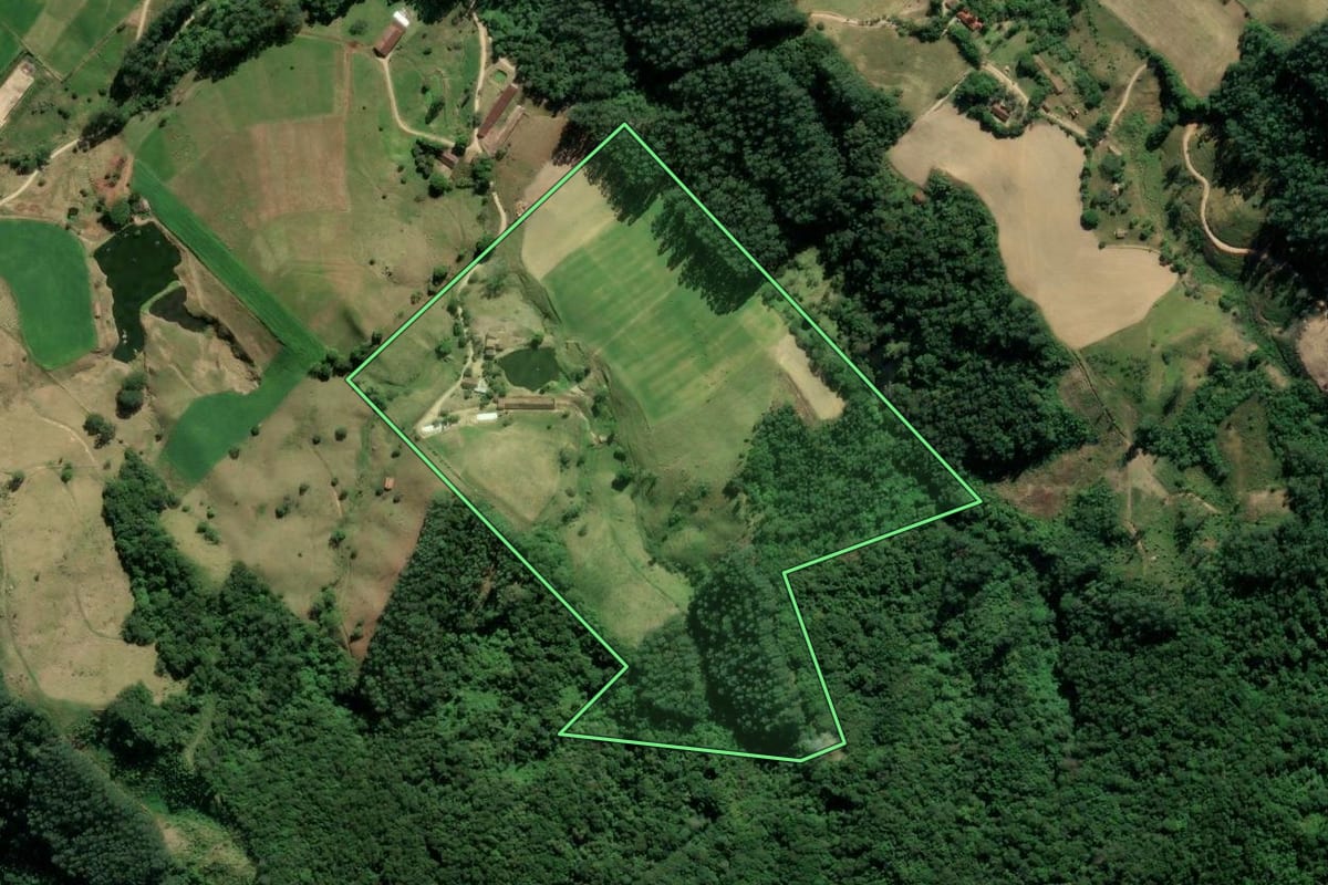 Imagem de satélite do imóvel rural em Braço do Norte (SC), com o contorno declarado no CAR desenhado por cima.