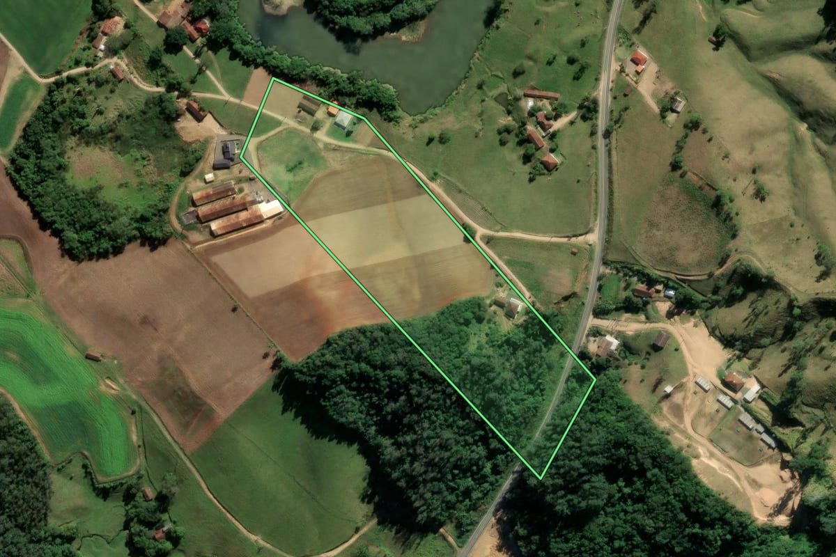 Imagem de satélite do imóvel rural em Braço do Norte (SC), com o contorno declarado no CAR desenhado por cima.