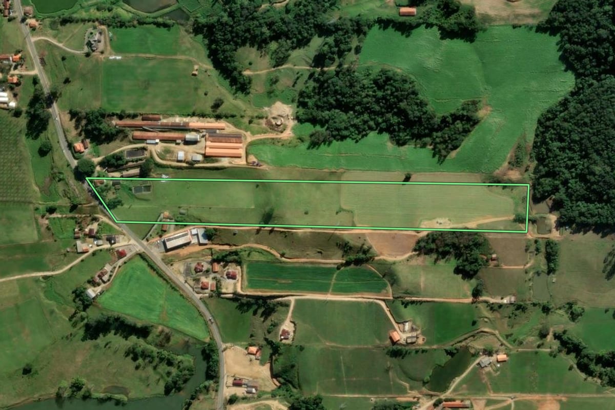 Imagem de satélite do imóvel rural em Braço do Norte (SC), com o contorno declarado no CAR desenhado por cima.