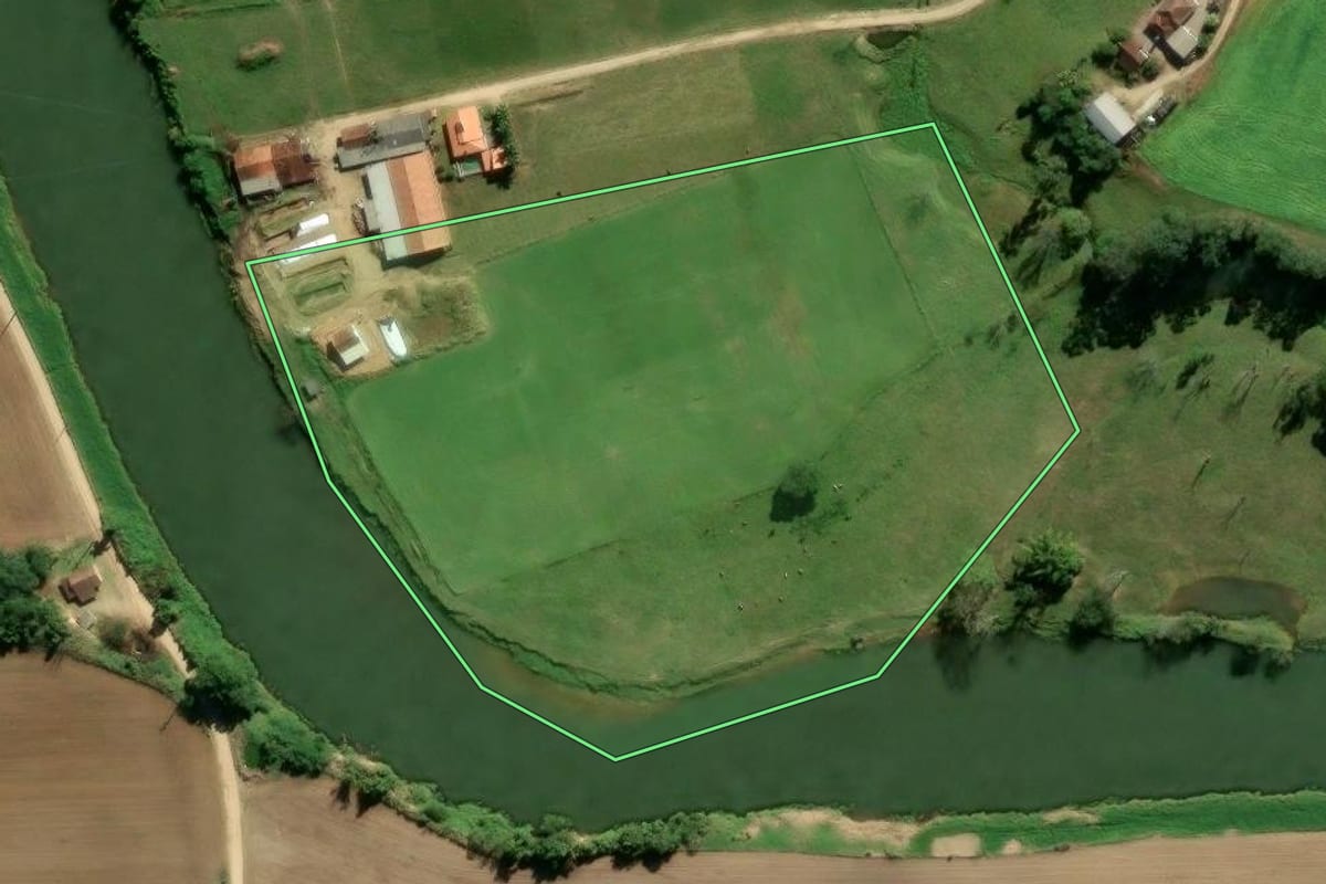 Imagem de satélite do imóvel rural em Braço do Norte (SC), com o contorno declarado no CAR desenhado por cima.