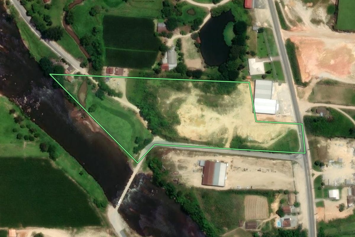 Imagem de satélite do imóvel rural em Braço do Norte (SC), com o contorno declarado no CAR desenhado por cima.