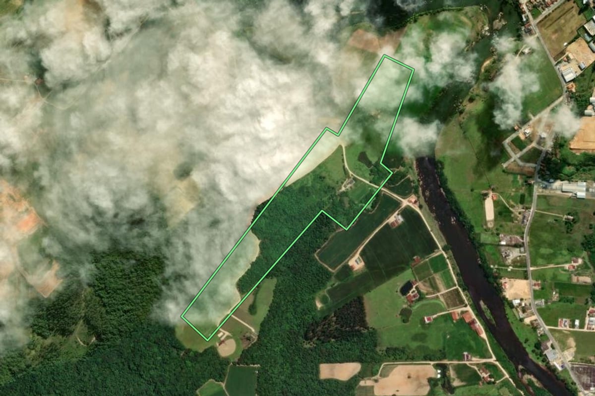 Imagem de satélite do imóvel rural em Braço do Norte (SC), com o contorno declarado no CAR desenhado por cima.