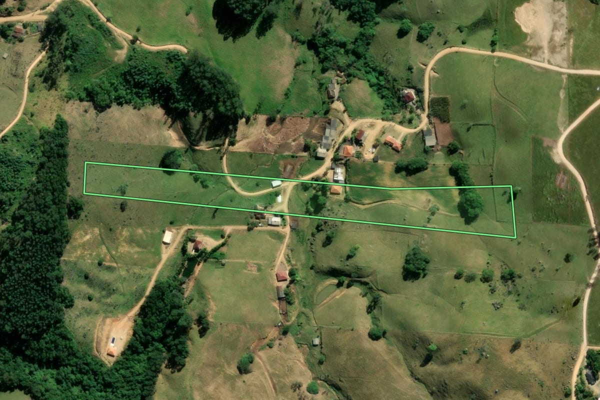 Imagem de satélite do imóvel rural em Braço do Norte (SC), com o contorno declarado no CAR desenhado por cima.