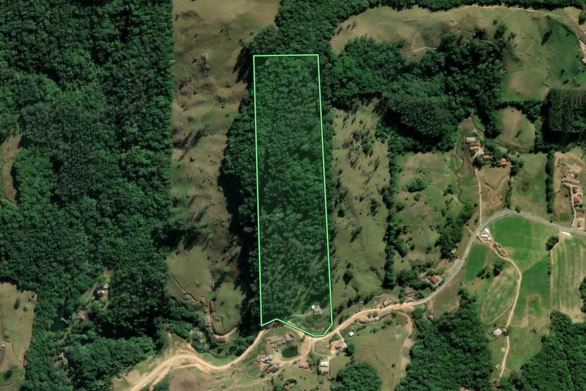 Imagem de satélite do imóvel rural em Braço do Norte (SC), com o contorno declarado no CAR desenhado por cima.
