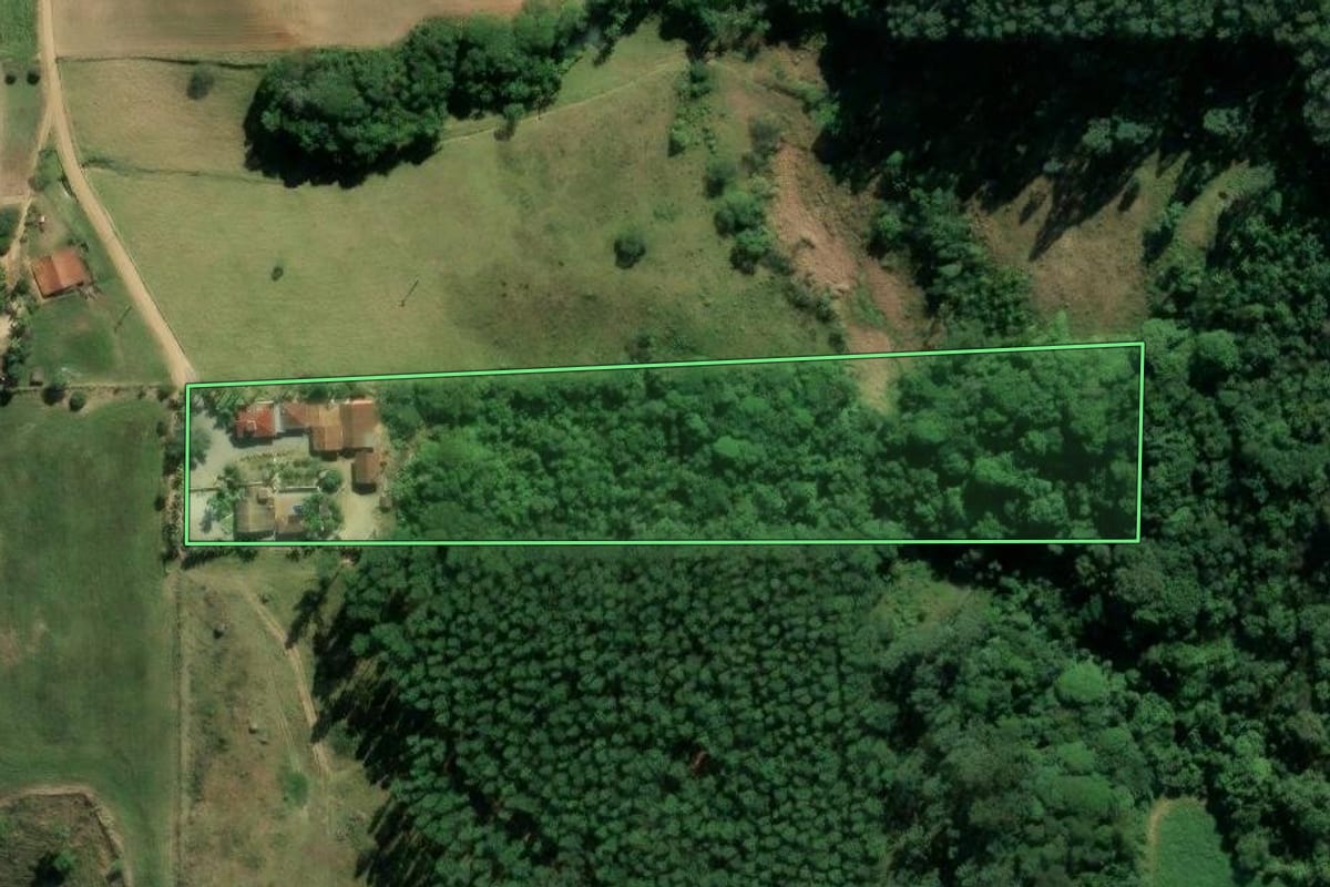 Imagem de satélite do imóvel rural em Braço do Norte (SC), com o contorno declarado no CAR desenhado por cima.