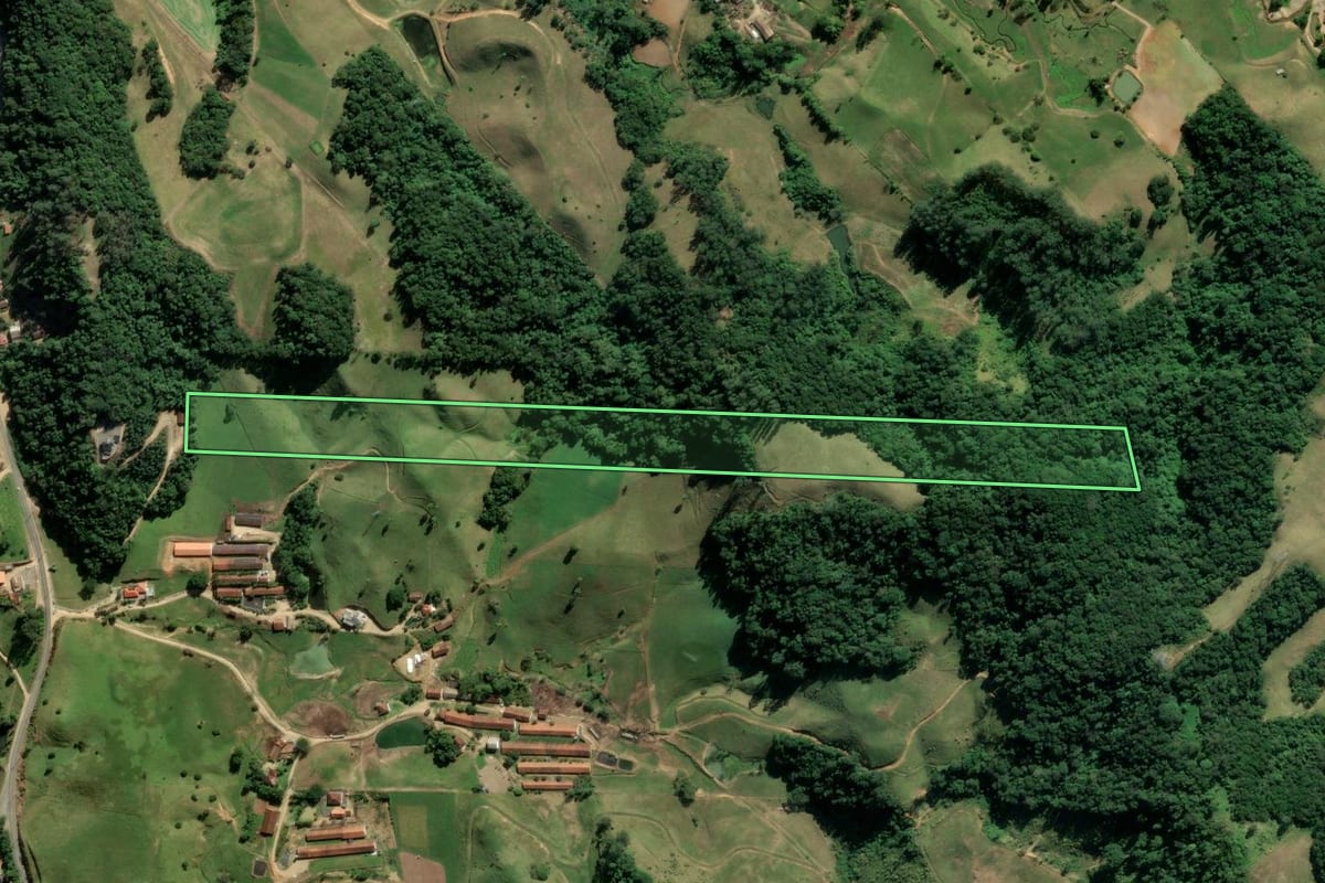 Imagem de satélite do imóvel rural em Braço do Norte (SC), com o contorno declarado no CAR desenhado por cima.