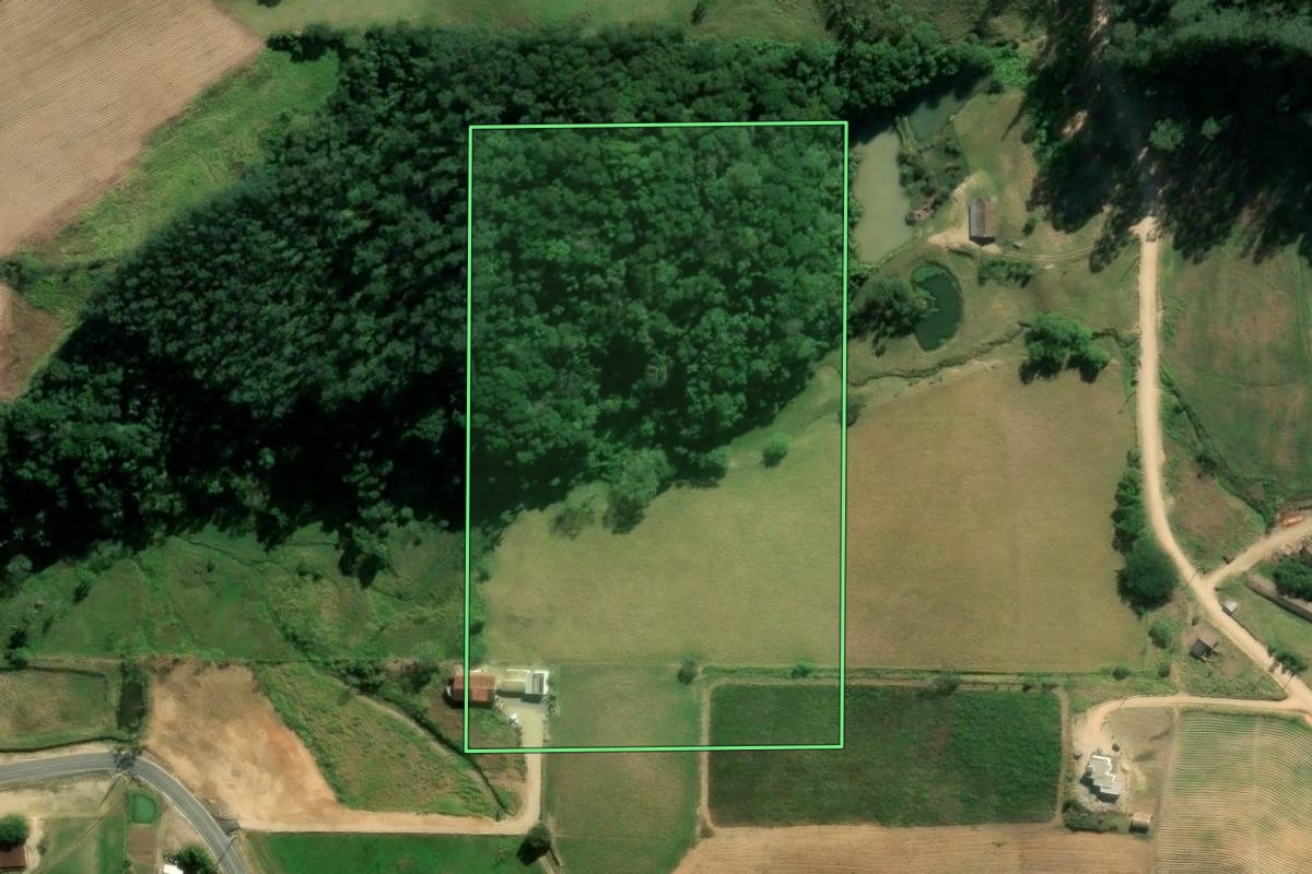 Imagem de satélite do imóvel rural em Braço do Norte (SC), com o contorno declarado no CAR desenhado por cima.