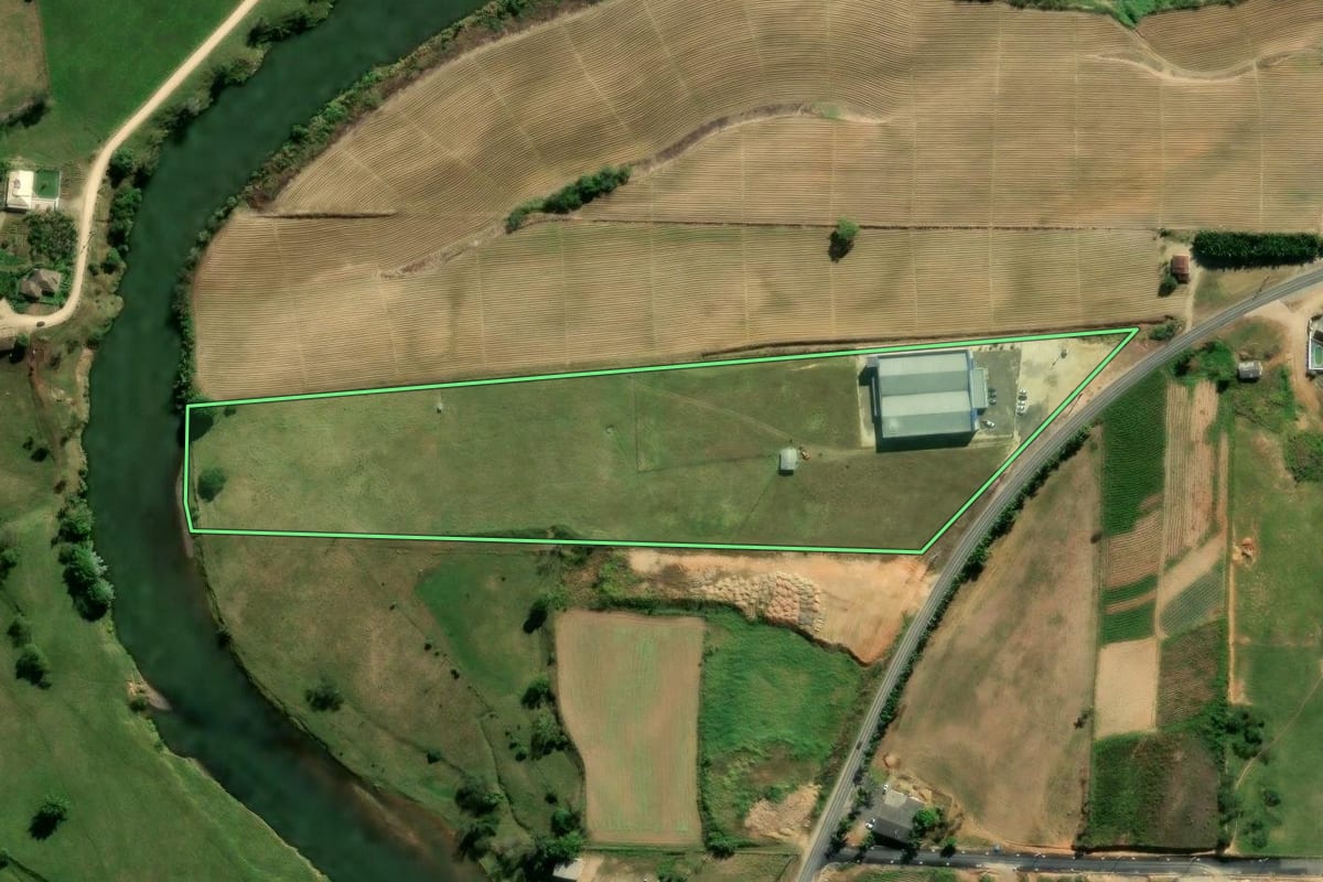Imagem de satélite do imóvel rural em Braço do Norte (SC), com o contorno declarado no CAR desenhado por cima.