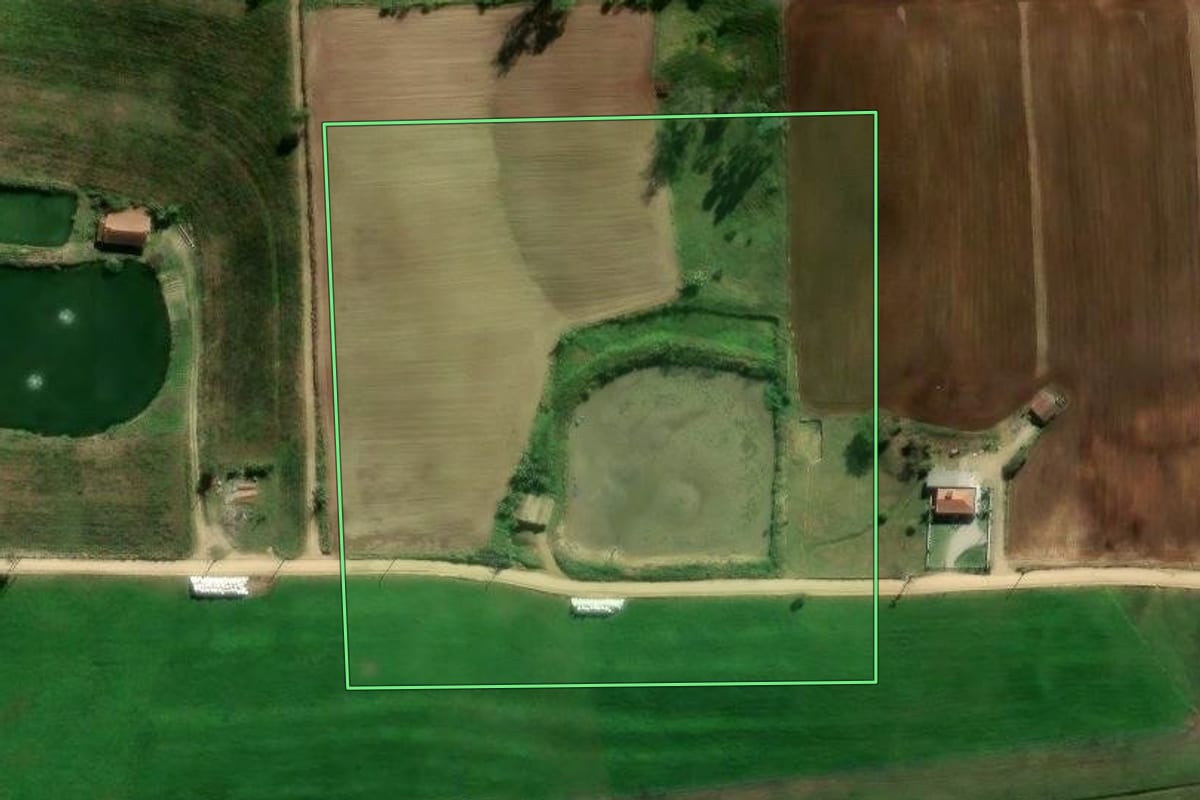 Imagem de satélite do imóvel rural em Braço do Norte (SC), com o contorno declarado no CAR desenhado por cima.