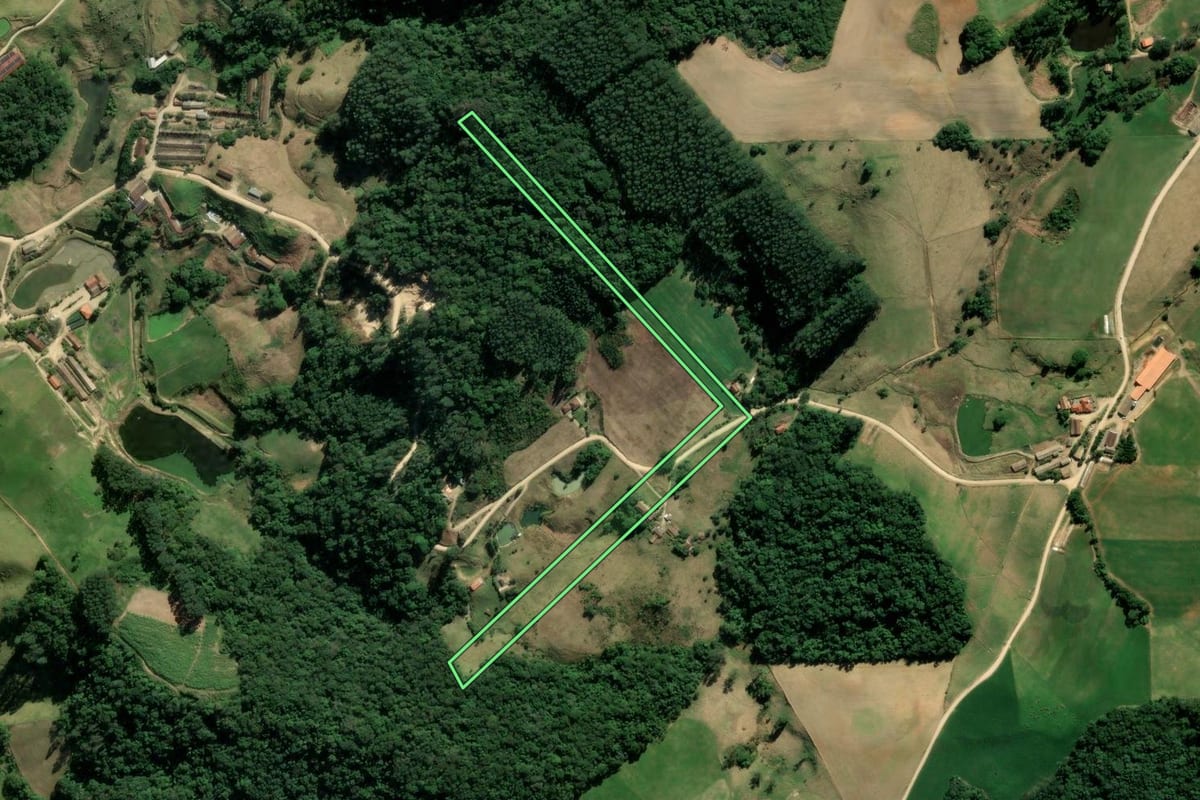 Imagem de satélite do imóvel rural em Braço do Norte (SC), com o contorno declarado no CAR desenhado por cima.