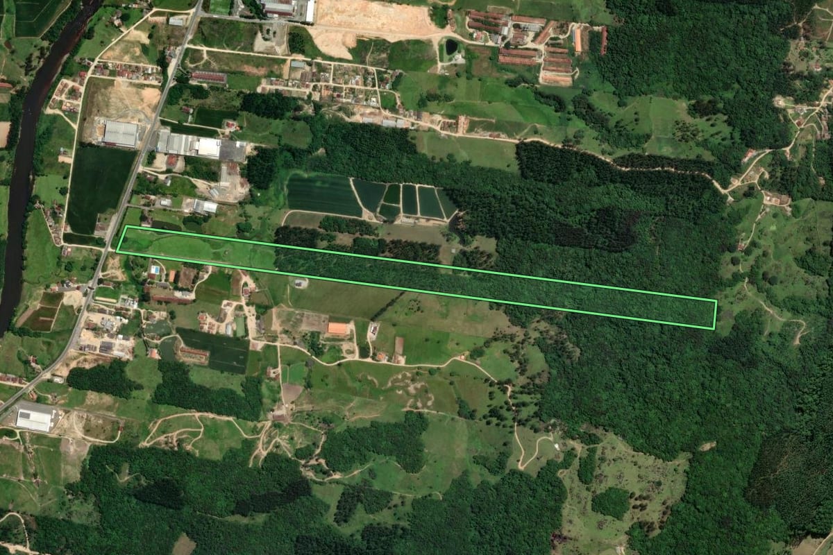 Imagem de satélite do imóvel rural em Braço do Norte (SC), com o contorno declarado no CAR desenhado por cima.
