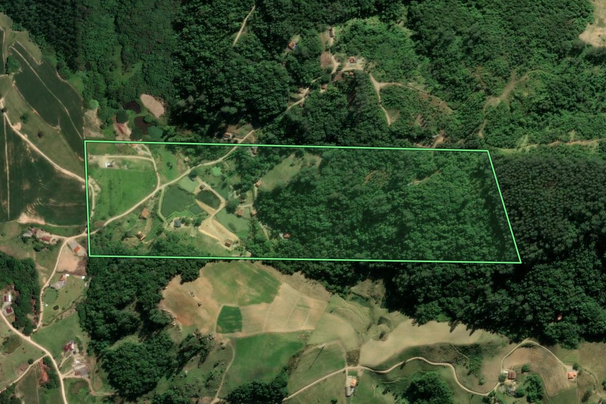 Imagem de satélite do imóvel rural em Braço do Norte (SC), com o contorno declarado no CAR desenhado por cima.