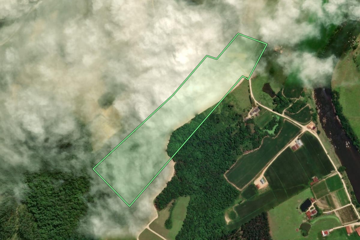 Imagem de satélite do imóvel rural em Braço do Norte (SC), com o contorno declarado no CAR desenhado por cima.