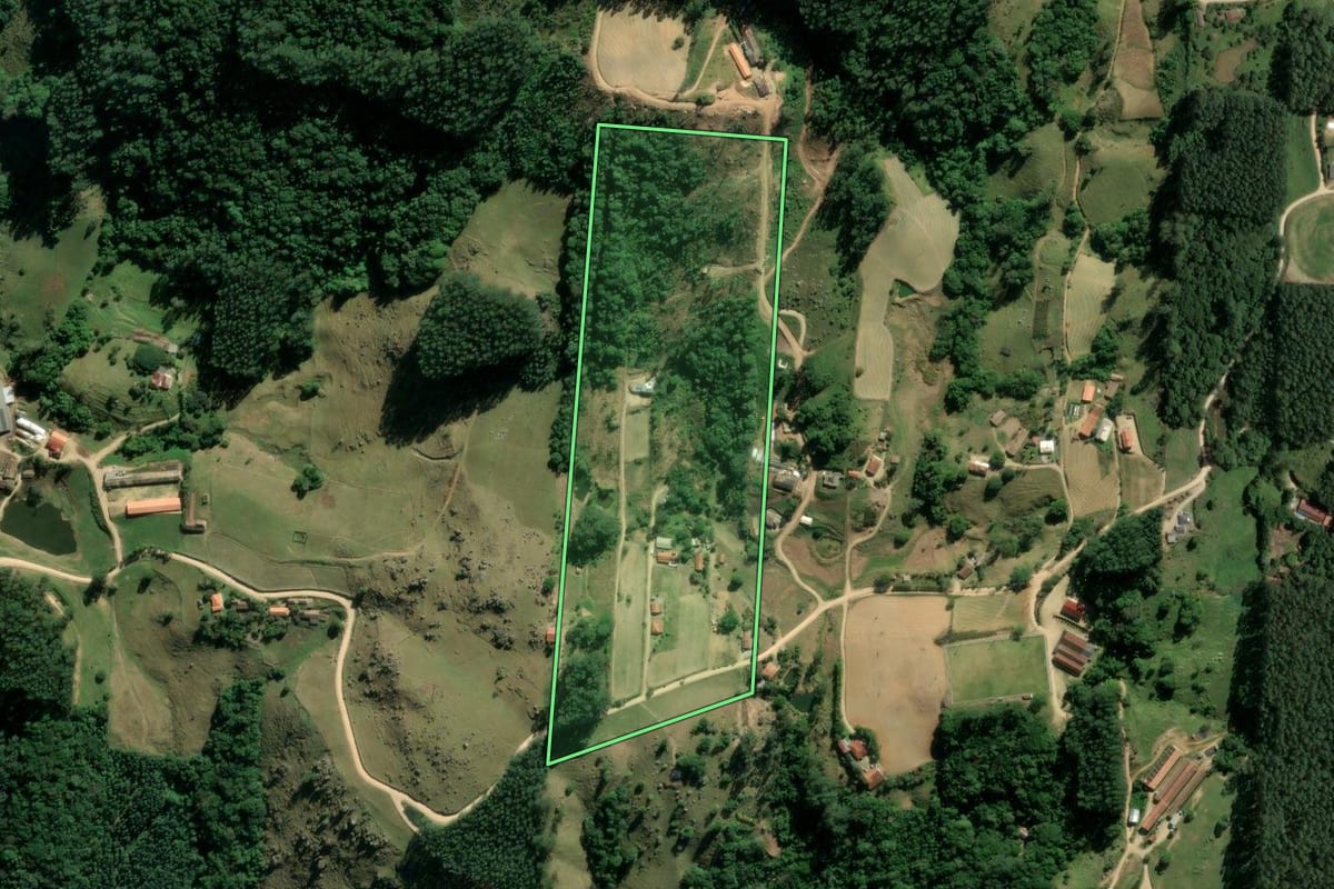 Imagem de satélite do imóvel rural em Braço do Norte (SC), com o contorno declarado no CAR desenhado por cima.