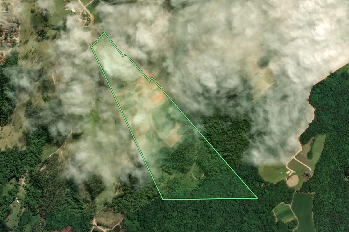 Imagem de satélite do imóvel rural em Braço do Norte (SC), com o contorno declarado no CAR desenhado por cima.