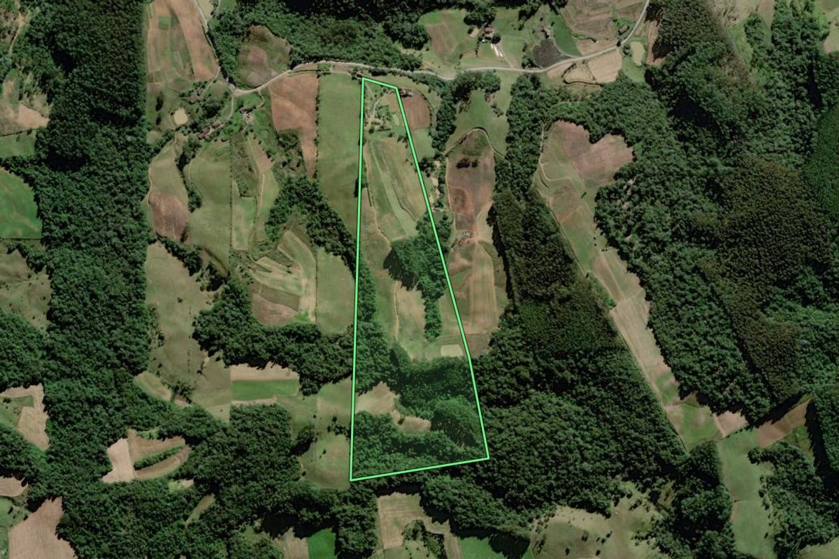 Imagem de satélite do imóvel rural em Braço do Trombudo (SC), com o contorno declarado no CAR desenhado por cima.