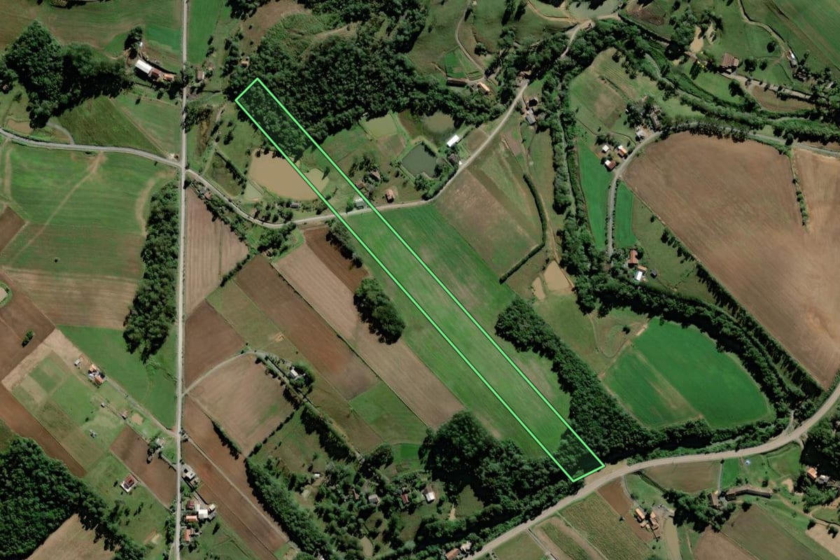Imagem de satélite do imóvel rural em Braço do Trombudo (SC), com o contorno declarado no CAR desenhado por cima.