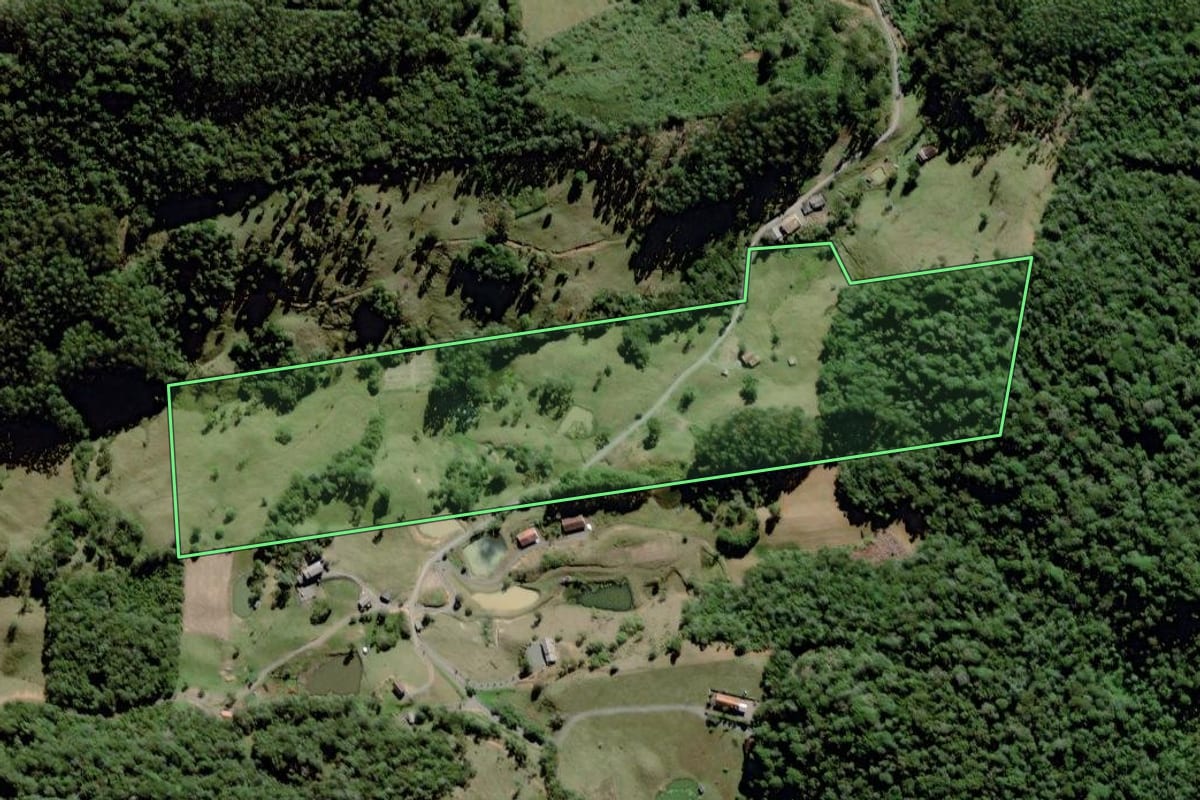 Imagem de satélite do imóvel rural em Braço do Trombudo (SC), com o contorno declarado no CAR desenhado por cima.