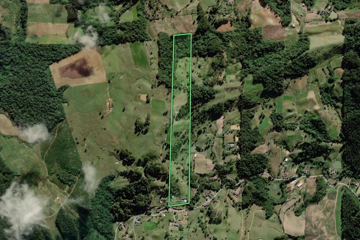 Imagem de satélite do imóvel rural em Braço do Trombudo (SC), com o contorno declarado no CAR desenhado por cima.