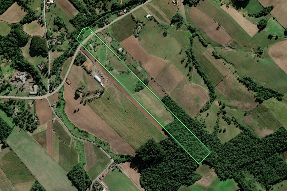 Imagem de satélite do imóvel rural em Braço do Trombudo (SC), com o contorno declarado no CAR desenhado por cima.