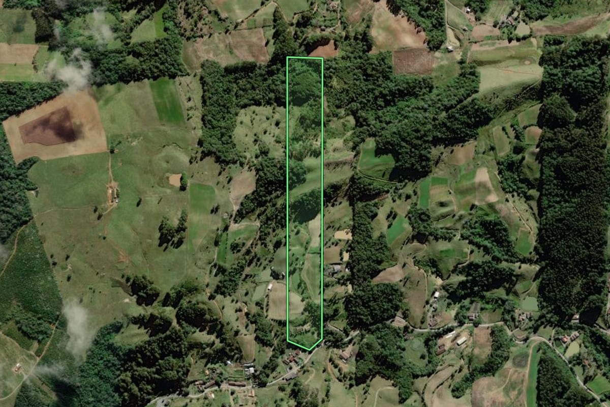 Imagem de satélite do imóvel rural em Braço do Trombudo (SC), com o contorno declarado no CAR desenhado por cima.