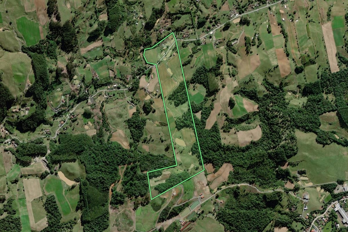 Imagem de satélite do imóvel rural em Braço do Trombudo (SC), com o contorno declarado no CAR desenhado por cima.