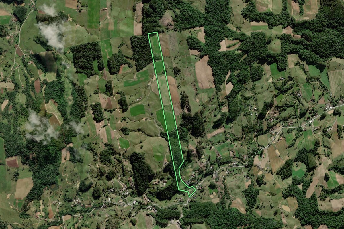 Imagem de satélite do imóvel rural em Braço do Trombudo (SC), com o contorno declarado no CAR desenhado por cima.