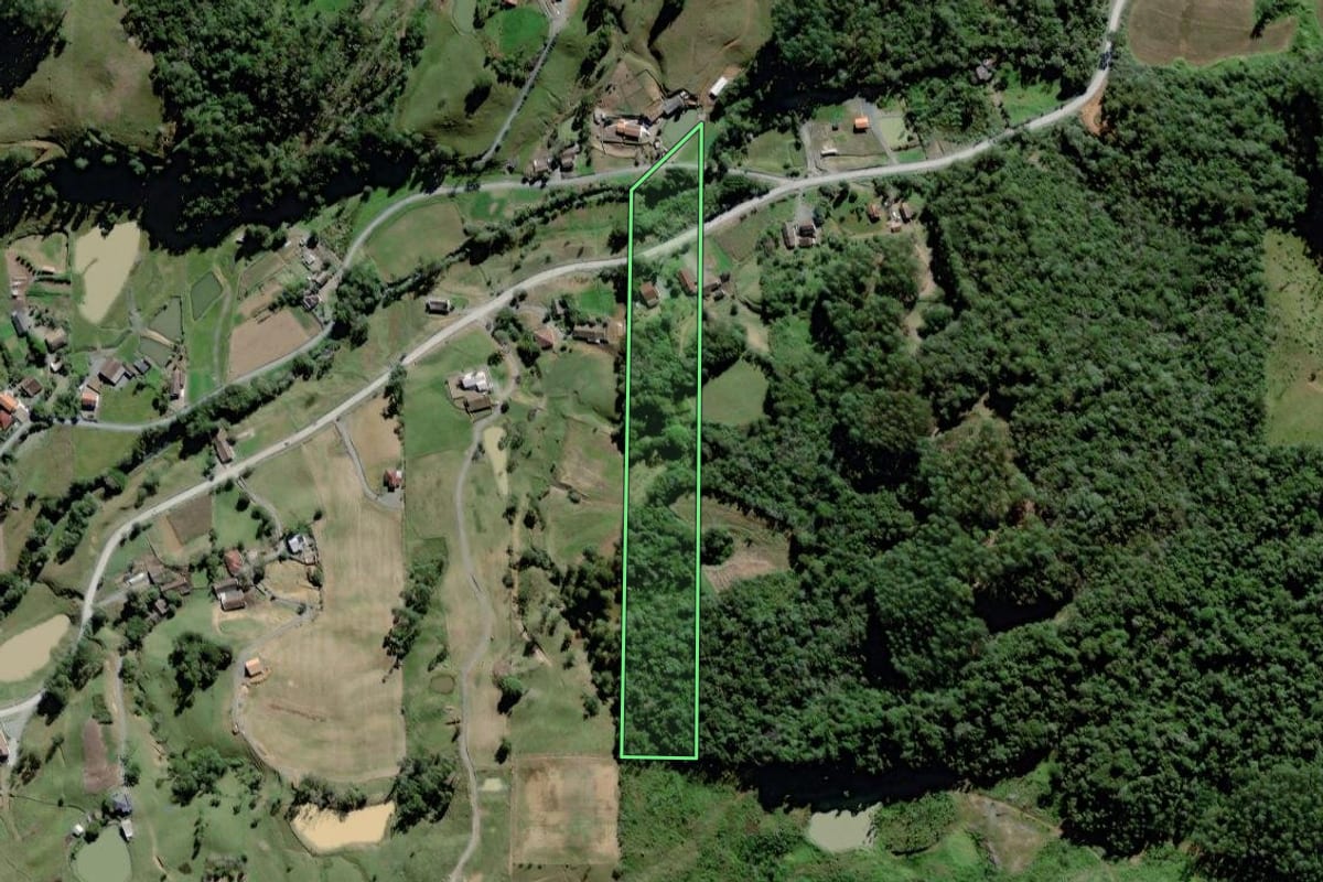 Imagem de satélite do imóvel rural em Braço do Trombudo (SC), com o contorno declarado no CAR desenhado por cima.
