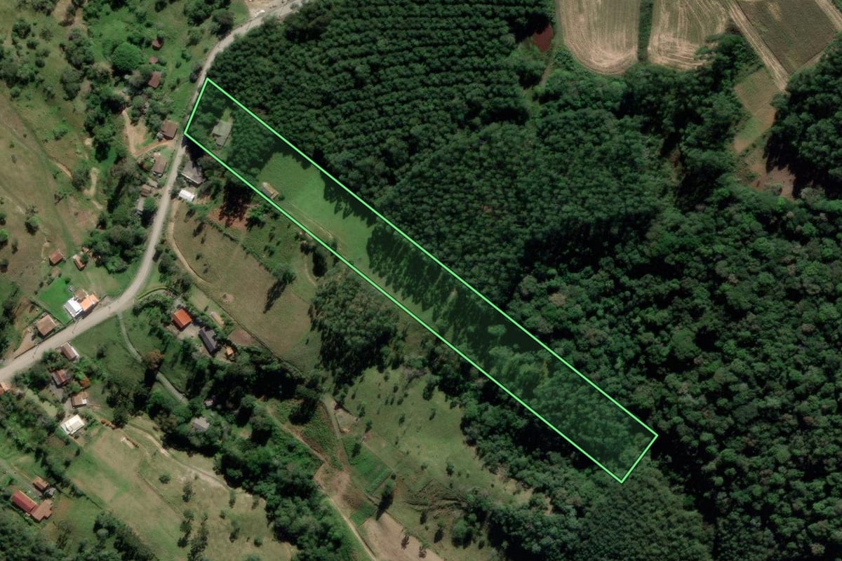 Imagem de satélite do imóvel rural em Braço do Trombudo (SC), com o contorno declarado no CAR desenhado por cima.