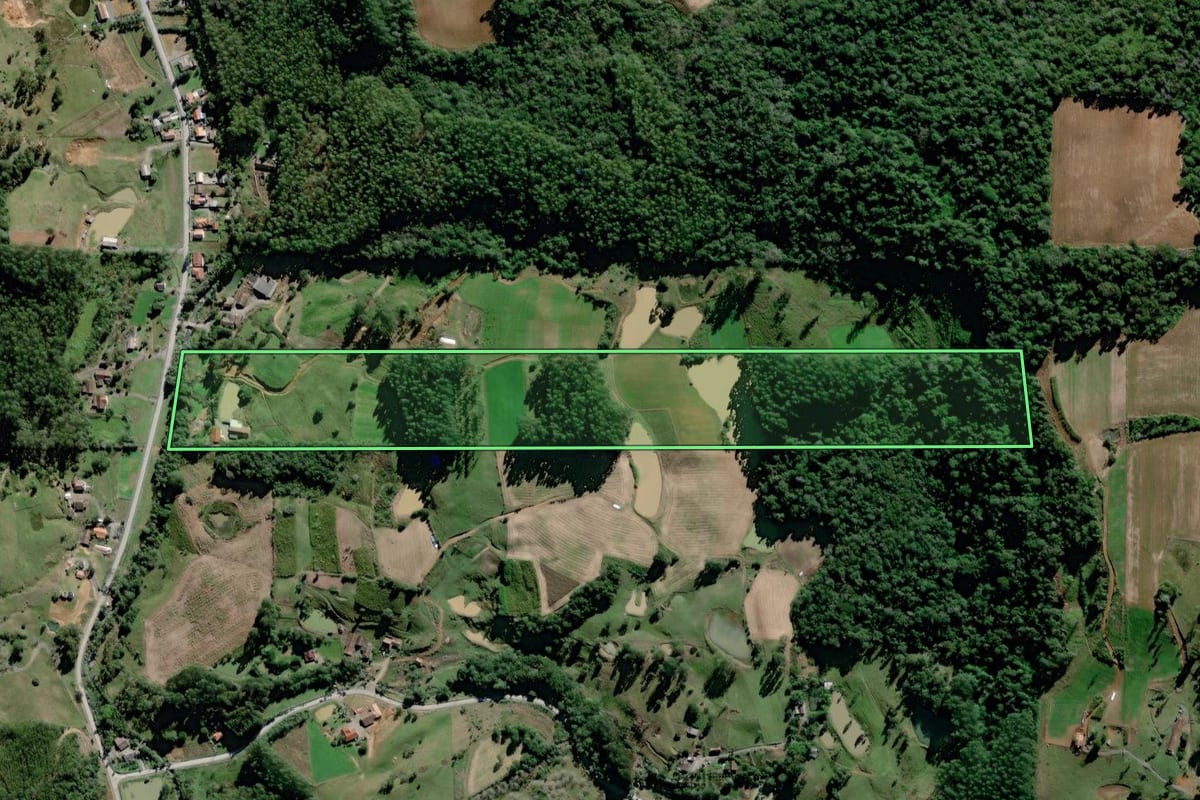 Imagem de satélite do imóvel rural em Braço do Trombudo (SC), com o contorno declarado no CAR desenhado por cima.