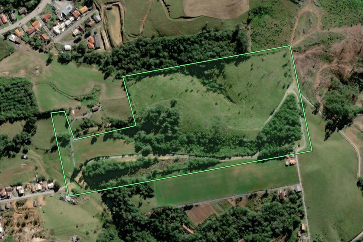 Imagem de satélite do imóvel rural em Braço do Trombudo (SC), com o contorno declarado no CAR desenhado por cima.
