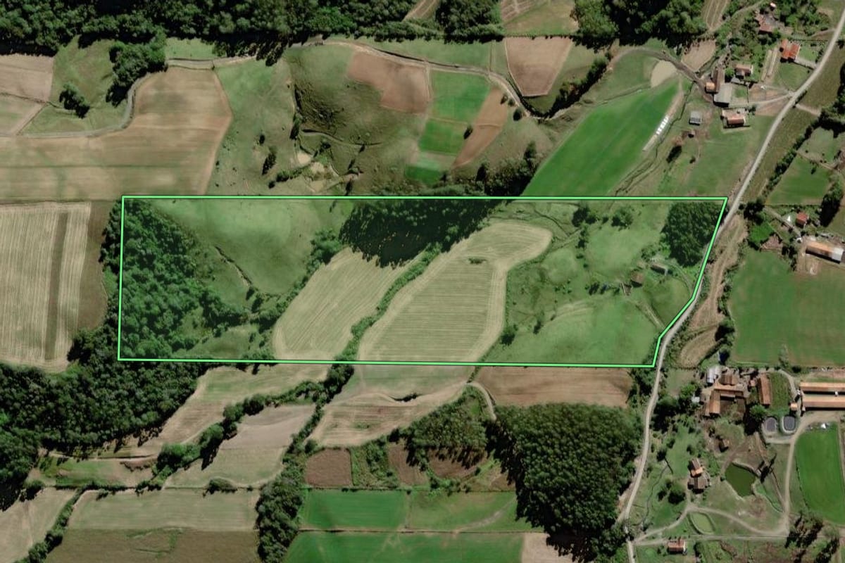 Imagem de satélite do imóvel rural em Braço do Trombudo (SC), com o contorno declarado no CAR desenhado por cima.