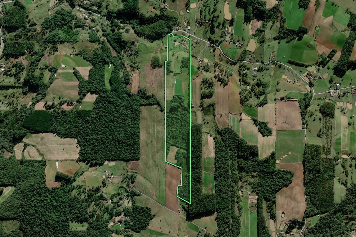 Imagem de satélite do imóvel rural em Braço do Trombudo (SC), com o contorno declarado no CAR desenhado por cima.