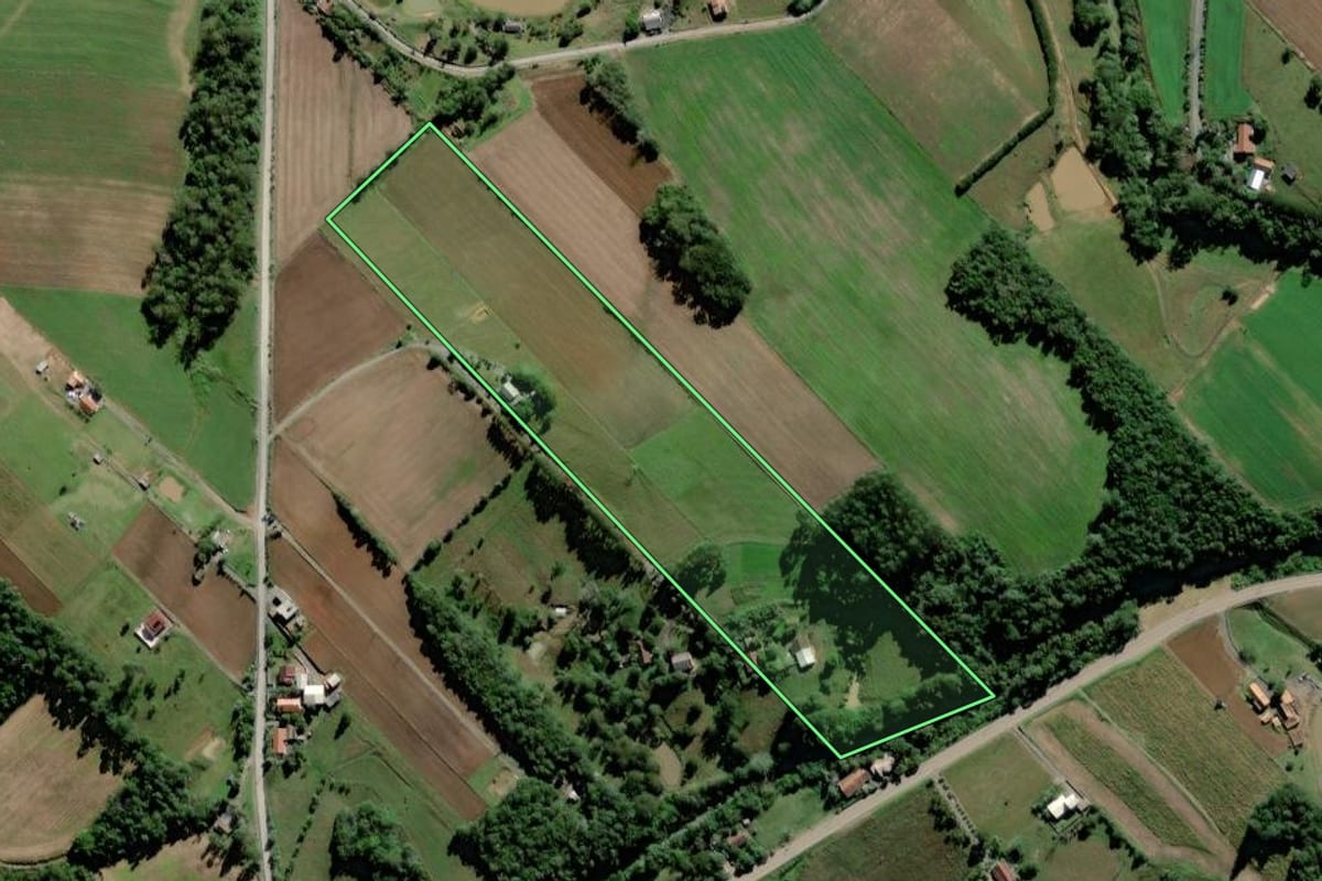 Imagem de satélite do imóvel rural em Braço do Trombudo (SC), com o contorno declarado no CAR desenhado por cima.
