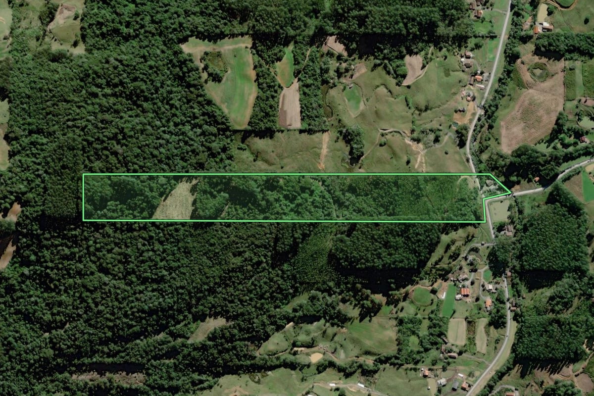 Imagem de satélite do imóvel rural em Braço do Trombudo (SC), com o contorno declarado no CAR desenhado por cima.