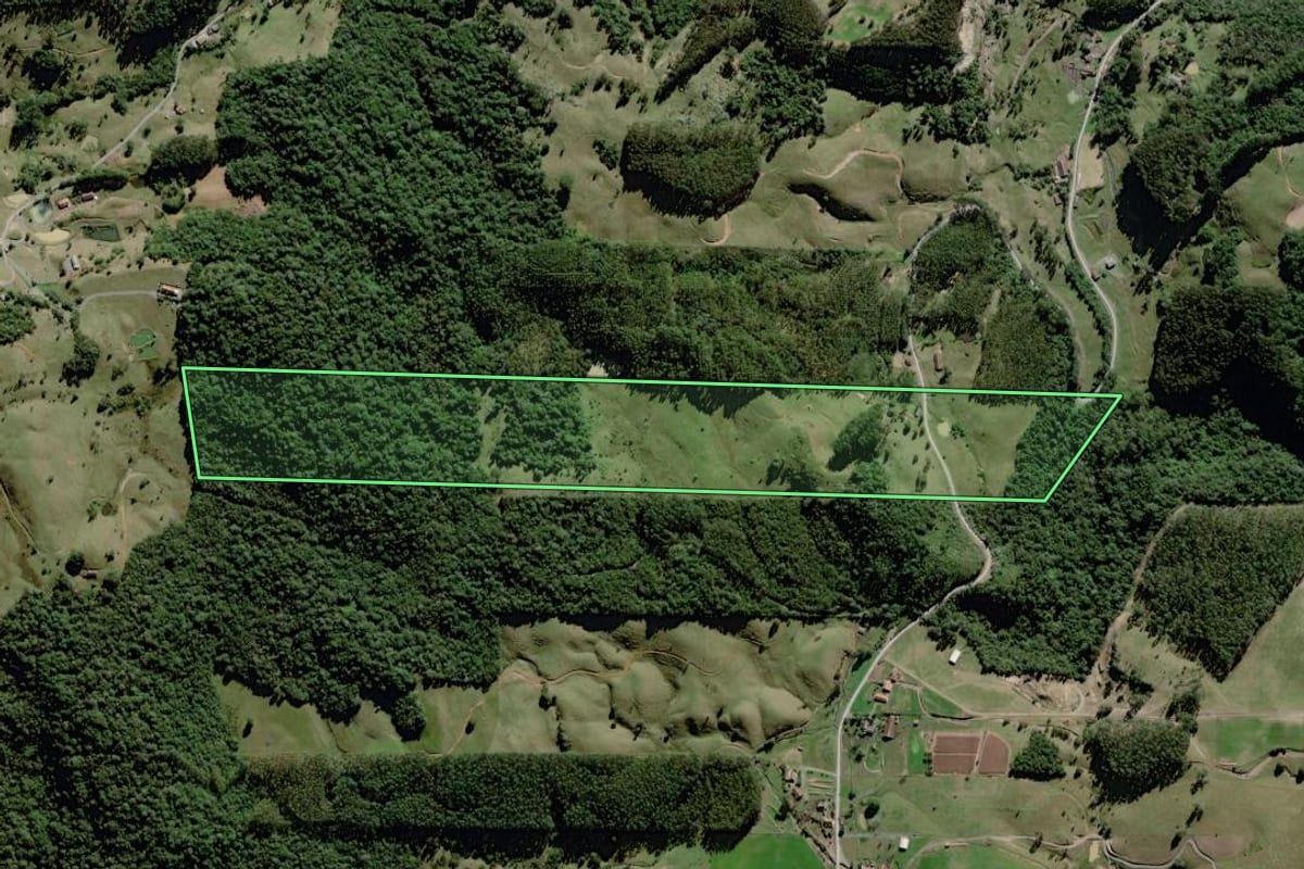 Imagem de satélite do imóvel rural em Braço do Trombudo (SC), com o contorno declarado no CAR desenhado por cima.