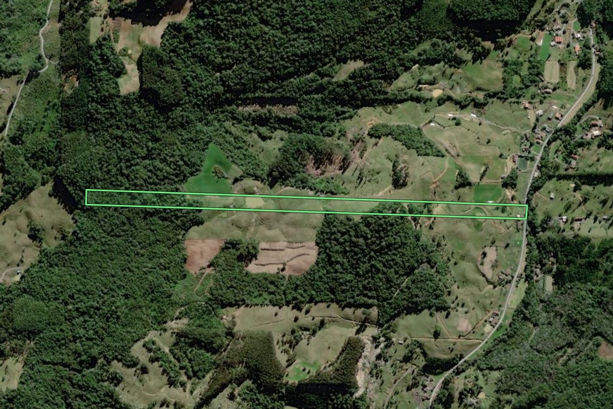 Imagem de satélite do imóvel rural em Braço do Trombudo (SC), com o contorno declarado no CAR desenhado por cima.