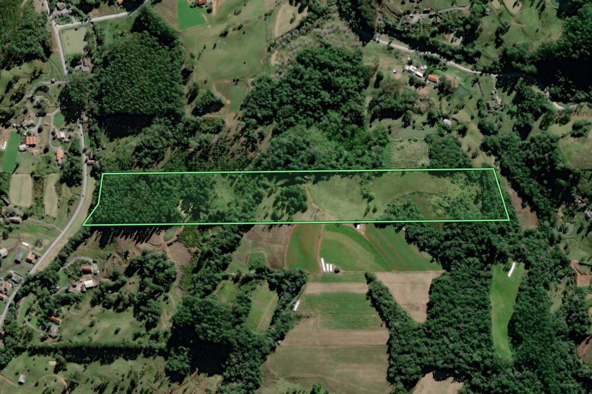 Imagem de satélite do imóvel rural em Braço do Trombudo (SC), com o contorno declarado no CAR desenhado por cima.