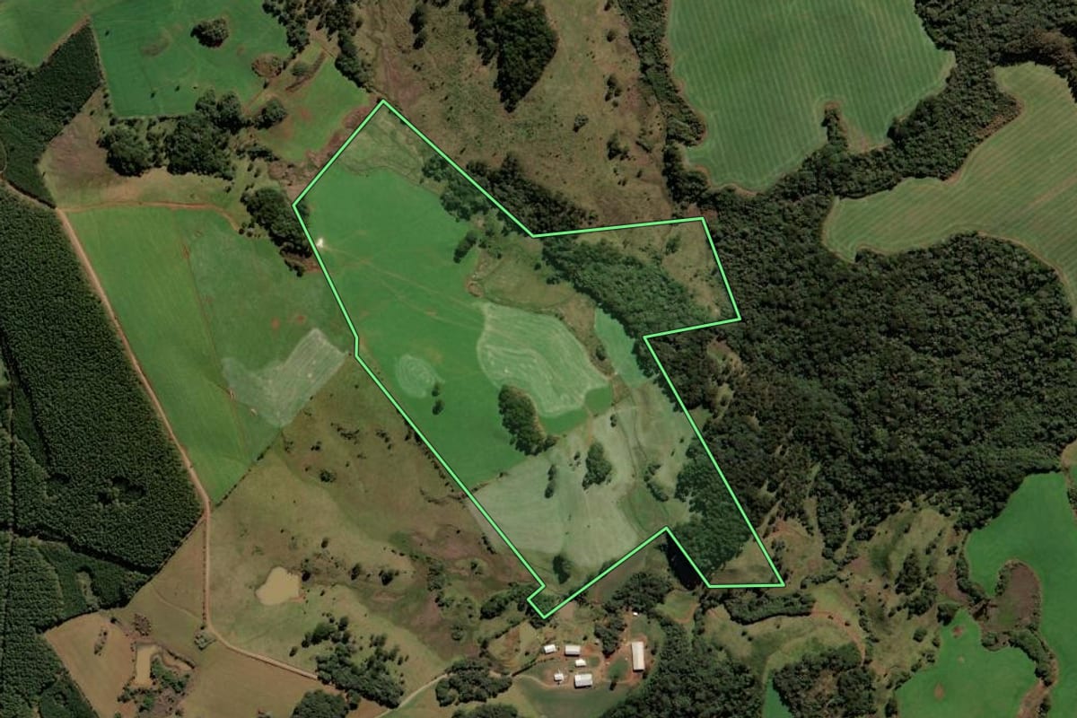 Imagem de satélite do imóvel rural em Brunópolis (SC), com o contorno declarado no CAR desenhado por cima.