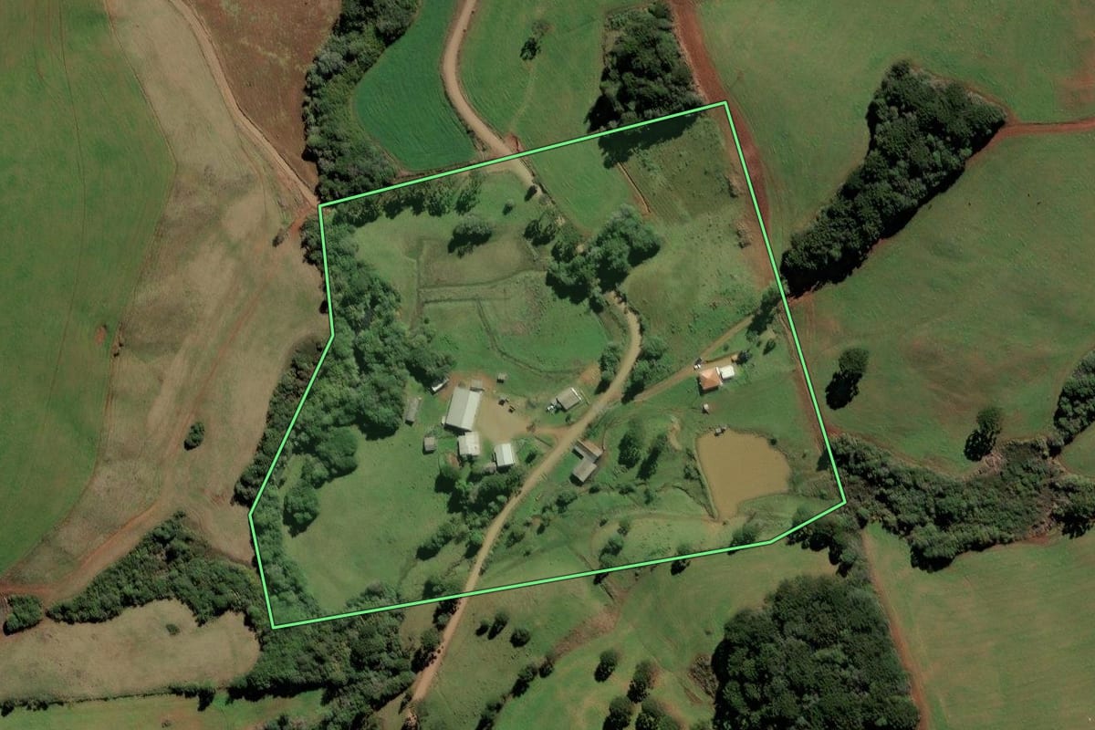 Imagem de satélite do imóvel rural em Brunópolis (SC), com o contorno declarado no CAR desenhado por cima.